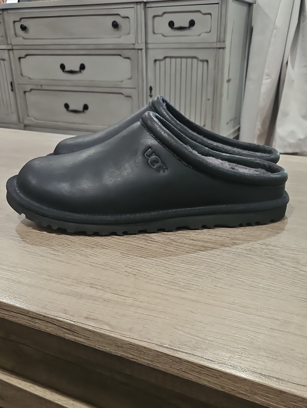 UGG LEATHER CLOG SHEARLING SLIPPERS NEW BLACK size USA 8